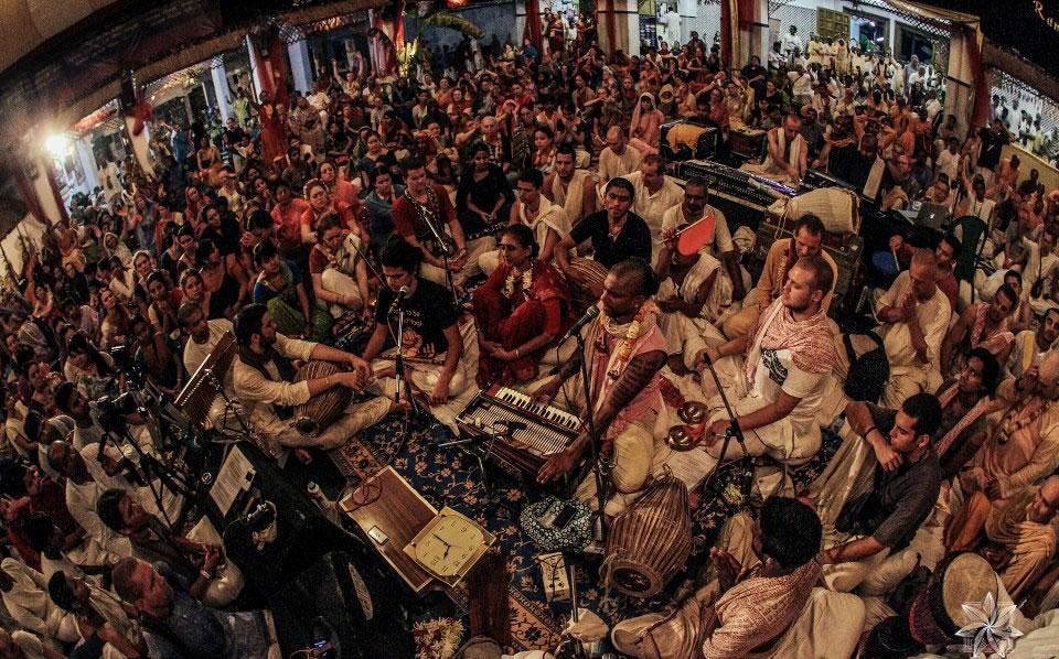 अब न छुपाऊंगी सबको बताऊंगी (राधा रमण मेरा यार ओए) कव्वाली भजन लिरिक्स | Ab Na Chhupaaungi Sabko Bataaungi Radha Raman Mera Yaar Oye Qawwali Bhajan Lyrics - Post Image 1